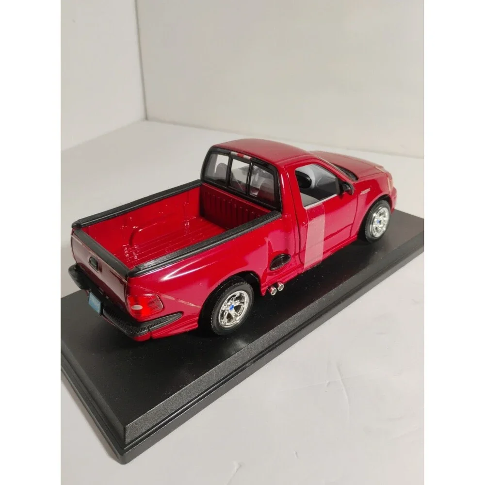BURAGO GOLD Coll. 1999 Ford F-150 SVT LIGHTNING 1/21 Diecast Pickup Red